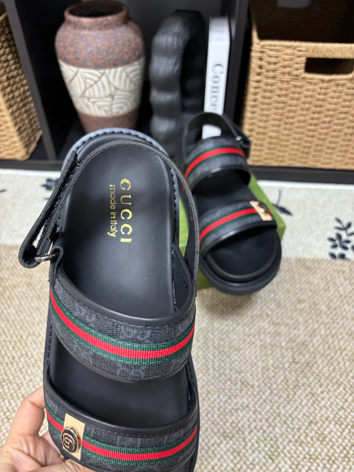 Factory 💰 300 yuan Gucci slippers] high-end men's shoes brand official website 1:1 latest masterpiece: original mold customization, the fabric is made of imported original materials, upgraded outsole, lighter and non-slip. The market's top quality, simple yet tasteful, a must-have for fashionistas, fashionable at your feet, full of confidence, the same style at the counter 👍The season of summer slippers is here. Code: 38-45 (45 customized)